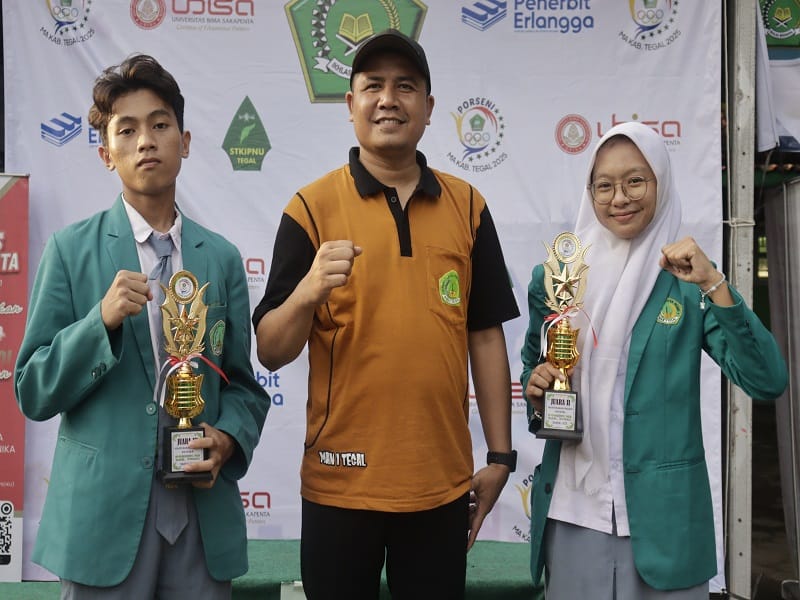 2 Siswa MAN 1 Tegal Raih Juara Pidato Bahasa Inggris di PORSENI 2025
