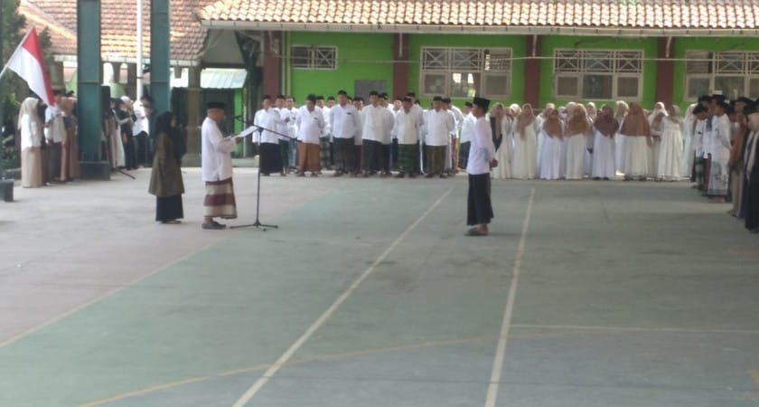 MAN 1 Tegal Laksanakan Upacara Hari Santri