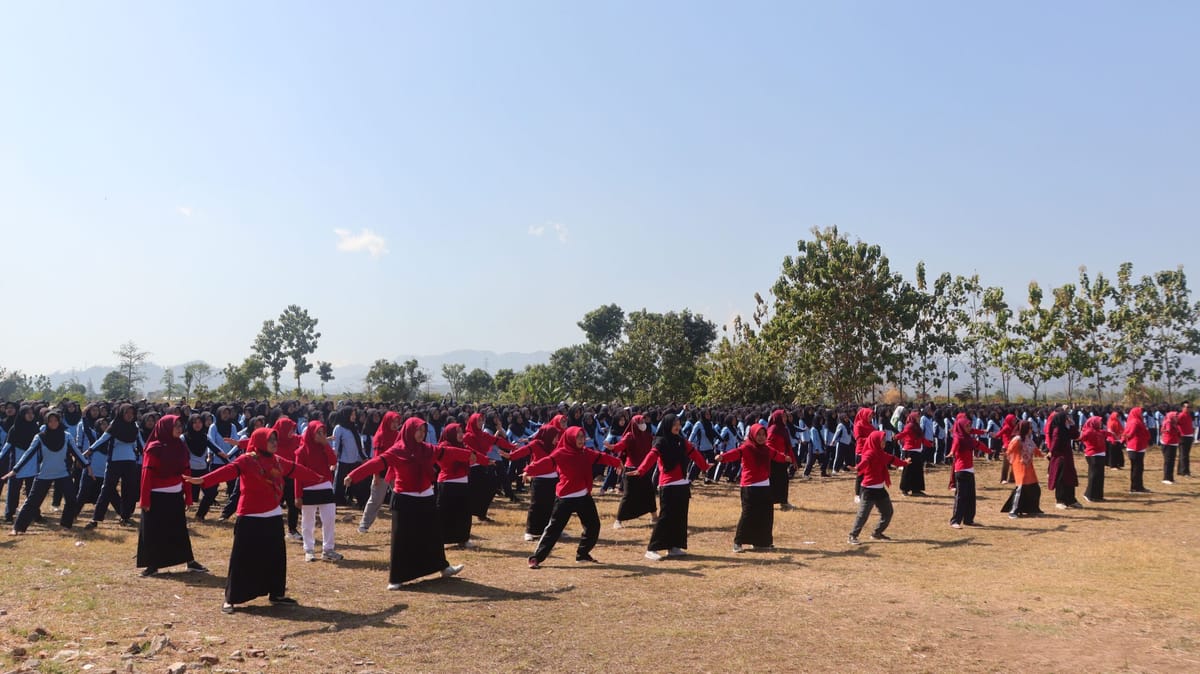 Wujudkan Madrasah Sehat, MAN 1 Tegal adakan Senam Bersama