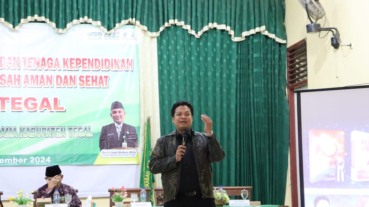 NAQOY Penulis Buku 7 Awarennes Beri Motivasi Guru di MAN 1 Tegal