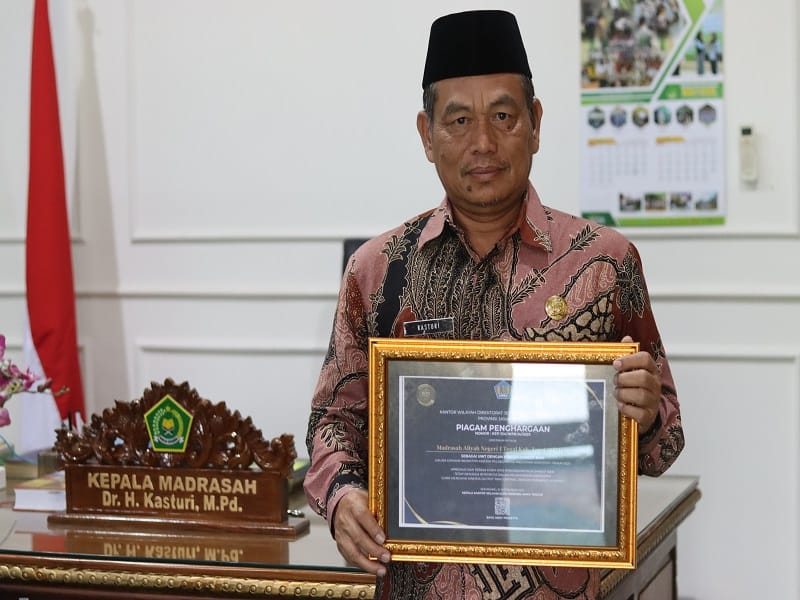 Direktorat Jenderal Perbendaharaan Jawa Tengah Berikan Penghargaan kepada MAN 1 Tegal: Unit dengan Kinerja Sangat Baik Pelaksanaan Anggaran Semester 1 Tahun 2025