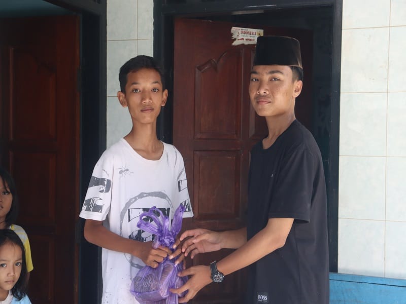 Berlatih Berbagi, MAN 1 Tegal Distribusikan Daging Hewan Kurban ke Masyarakat Sekitar