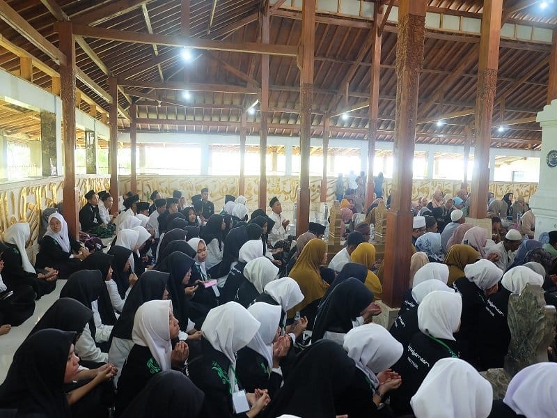 Wisata Religi MAN 1 Tegal: Ekstra Keagamaan Ziarah ke Makam Sunan Gunung Jati