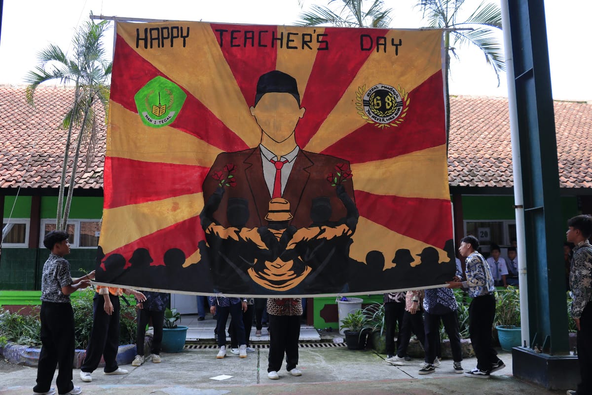 Rayakan Hari Guru Nasional, Siswa MAN 1 Tegal Angkatan 55 Beri Kado Spesial Pada Guru