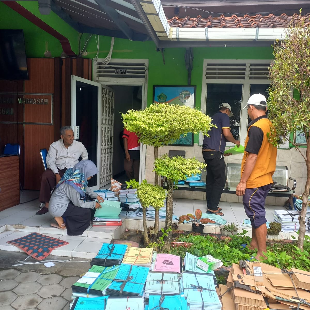 Pegawai Tata Usaha MAN 1 Tegal Gelar Kerja Bakti Internal