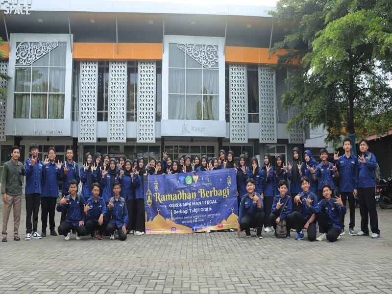 OSIS MAN 1 Tegal Tebar Berkah Ramadan: Berbagi Takjil dan Buka Puasa Bersama