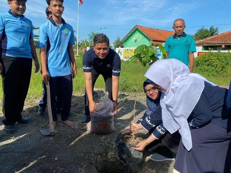 MAN 1 Tegal Lakukan Tanam Pohon Matoa di Lingkungan Madrasah: Dukung Gerakan Penanaman 1 Juta Pohon