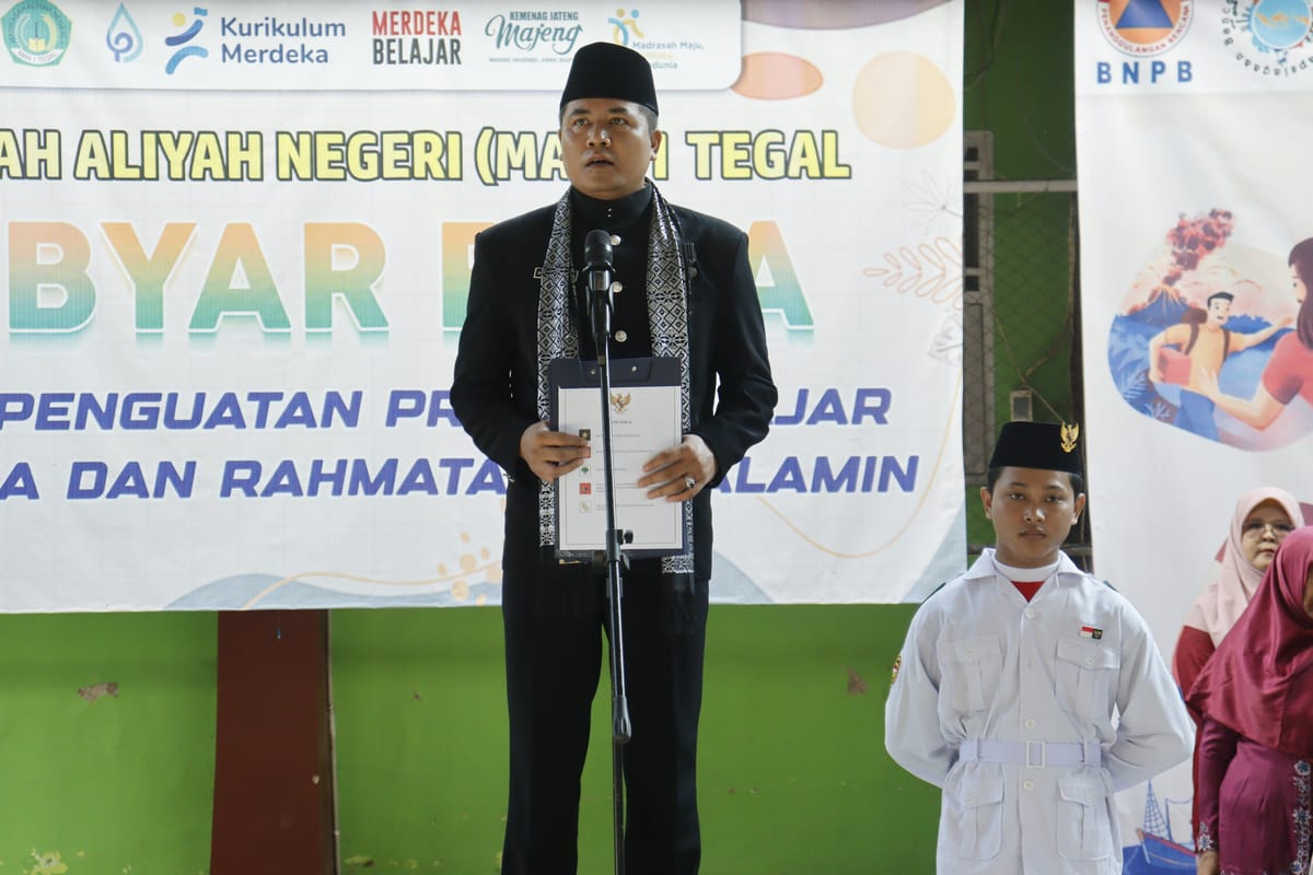 MAN 1 Tegal Gelar Upacara Peringatan Hari Pendidikan Nasional 2025