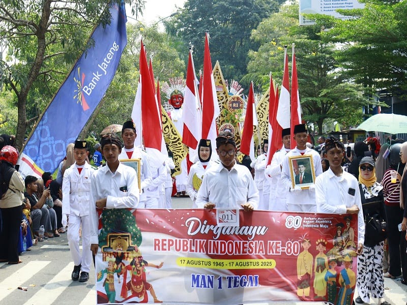 Ratusan Peserta Didik MAN 1 Tegal Ikuti Karnaval HUT Ke-80 RI Tingkat Kabupaten Tegal