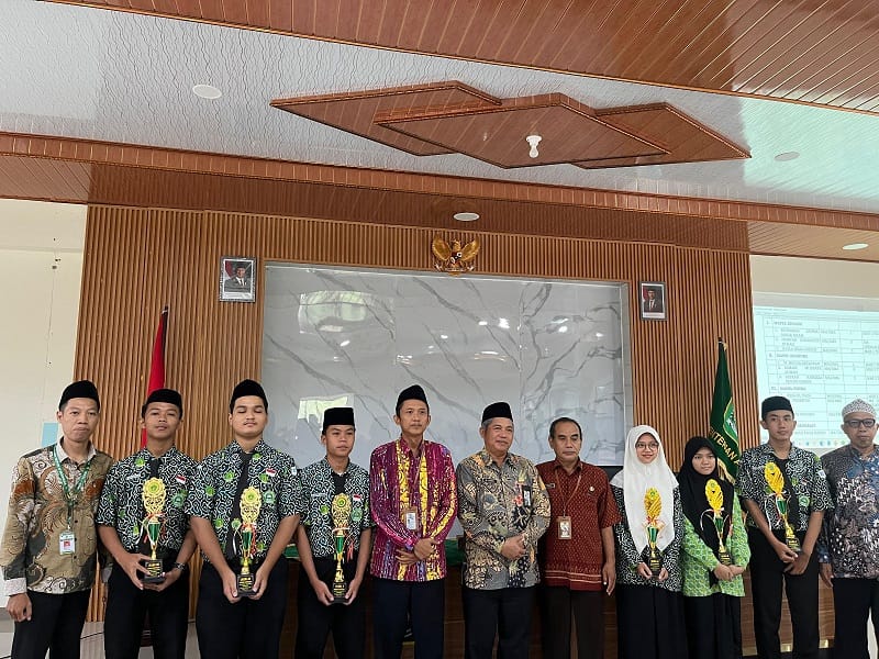Sepuluh Peserta Didik MAN 1 Tegal Terima Trophy Kejuaraan OMI Tingkat Kabupaten Tegal 2025