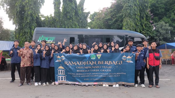 ASAH KEPEKAAN SOSIAL, OSIS MAN 1 TEGAL BAGI TAKJIL GRATIS DI BULAN RAMADAN