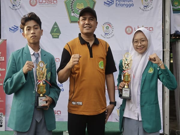 2 Siswa MAN 1 Tegal Raih Juara Pidato Bahasa Inggris di PORSENI 2025