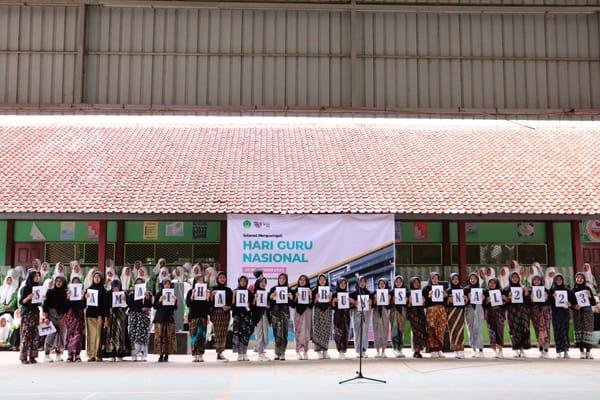 Rayakan Hari Guru Nasional, Siswa MAN 1 Tegal Angkatan 54 Beri Kado Spesial Pada Guru