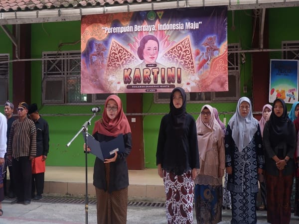MAN 1 Tegal Gelar Apel Upacara Peringatan Hari Kartini: Tanamkan Semangat Emansipasi Kepada Siswa