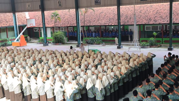 Peringati Hardiknas, MAN 1 Tegal Gelar Upacara Bendera