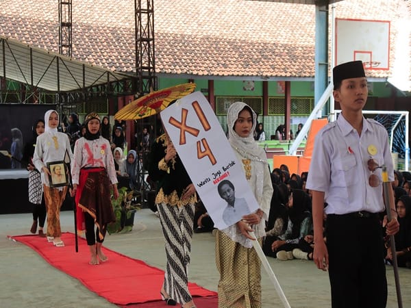 Fashion Show Warnai Peringatan Hari Kartini di MAN 1 Tegal