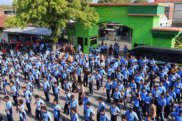 Jaga Kesehatan Tubuh, MAN 1 Tegal Adakan Senam Bersama