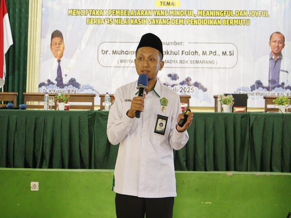 Widyaiswara BDK Semarang M. Miftakhul Falah, Berikan Bimtek Kurikulum Berbasis Cinta dan Deep Learning di MAN 1 Tegal