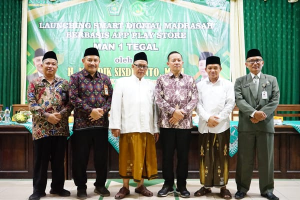 DIREKTUR KSKK KEMENAG RI LAUNCHING SMART DIGITAL MADRASAH APP PLAY STORE DI MAN 1 TEGAL