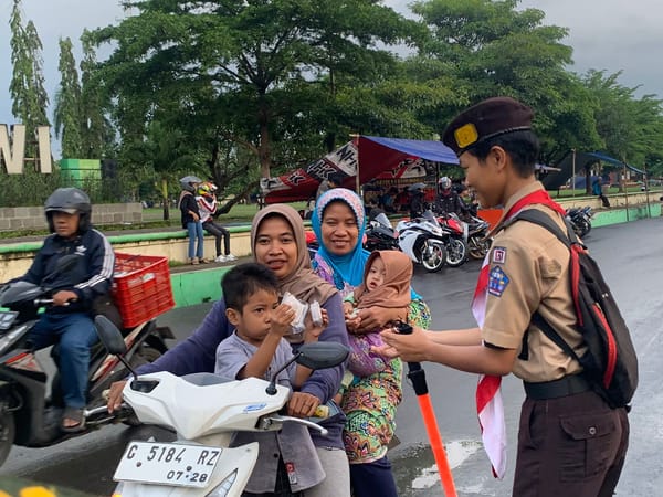 Tebarkan Semangat Berbagi, Pramuka MAN 1 Tegal Berbagi Takjil di Ramadan