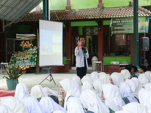 Founder Wskini.id, Trias Setiaji, Berikan Edukasi Pengelolaan Sampah di MAN 1 Tegal