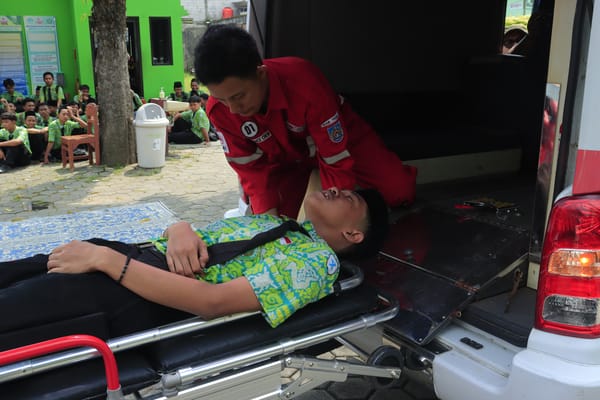 PMI Kabupaten Tegal Berikan Edukasi Pertolongan Pertama dan Mitigasi Gempa Bumi di MAN 1 Tegal