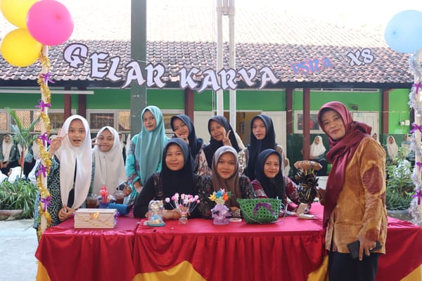 Siswa Kelas X MAN 1 Tegal Gelar Karya P5RA Projek 2: Pamerkan Produk Daur Ulang Limbah Plastik
