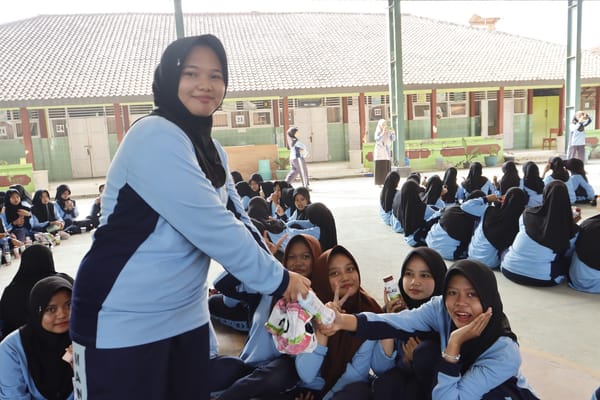 MAN 1 Tegal Dukung Hari Anak Nasional: Bagikan Susu Gratis untuk Pemenuhan Gizi