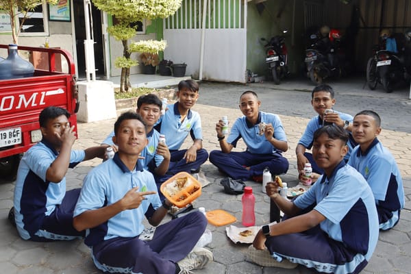 Dalam Rangka Hari Anak Nasional, MAN 1 Tegal Gelar Gerakan Sarapan Pagi Bersama