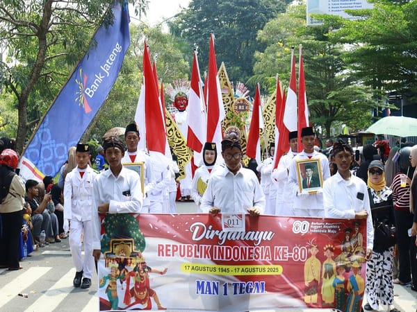 Ratusan Peserta Didik MAN 1 Tegal Ikuti Karnaval HUT Ke-80 RI Tingkat Kabupaten Tegal