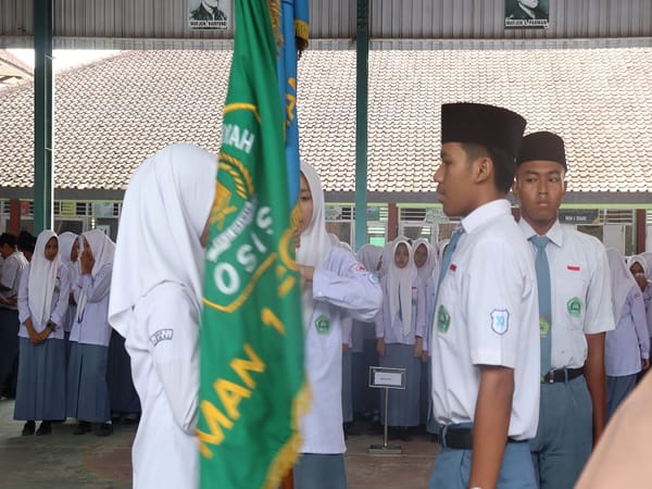 MAN 1 Tegal Gelar Upacara Bendera Hari Senin: Perlunya Tingkatkan Kedisiplinan